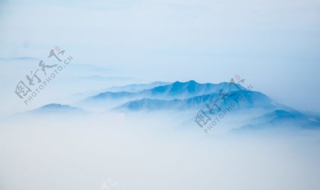 鸟瞰云雾山脉