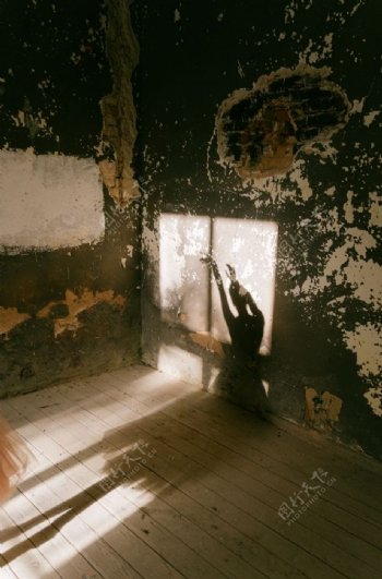 舞蹈者倒影房间黑白背景素材图片
