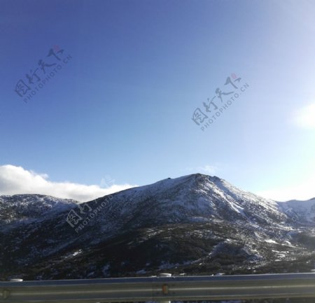 蓝天雪山图片