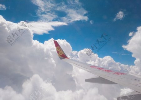 飞机与云层图片