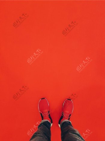 红色鞋子图片