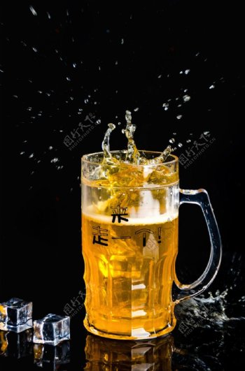 啤酒冰块酒品背景海报素材图片