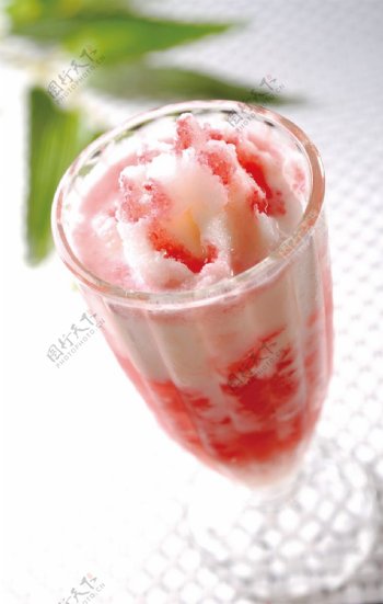草莓椰汁奶昔图片