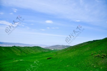 蓝天下的草原风景图片