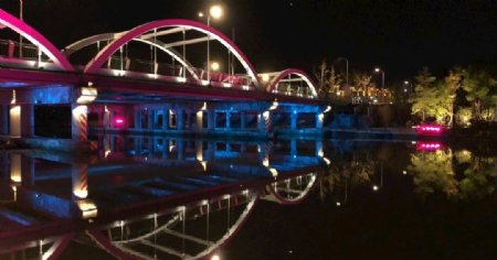 红色灯光的桥图片