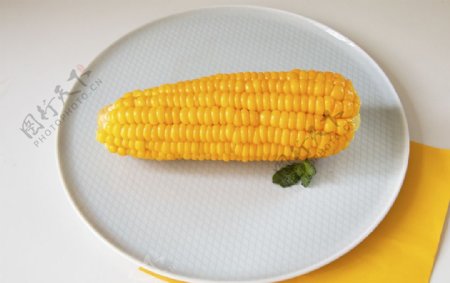 盘子里的黄色玉米图片
