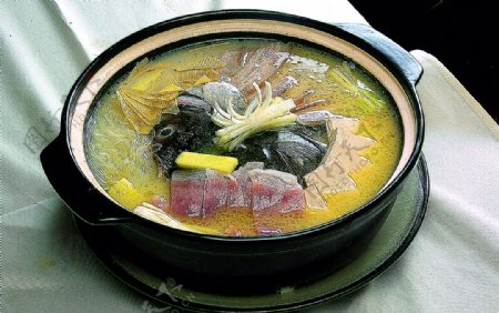 家常菜砂锅鱼头图片
