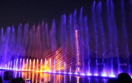 夜晚灯光五彩喷泉水柱图片