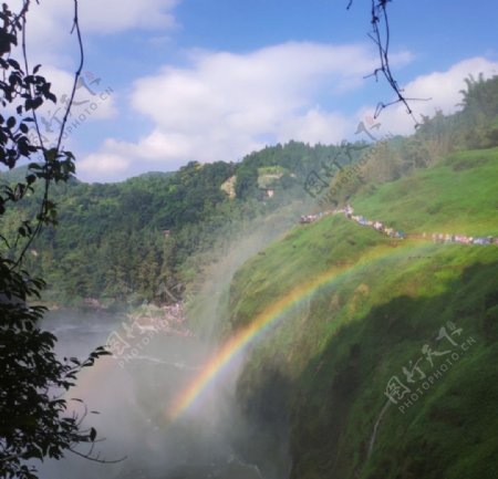 山涧里的彩虹图片