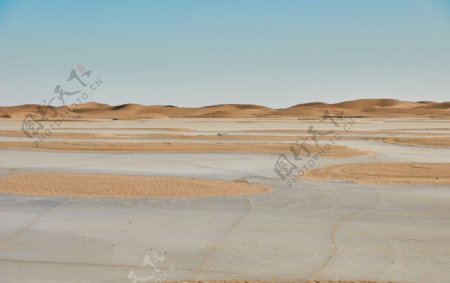 沙漠里的水图片