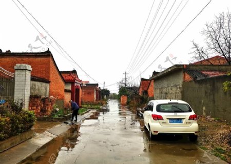 雨天的乡村街道图片