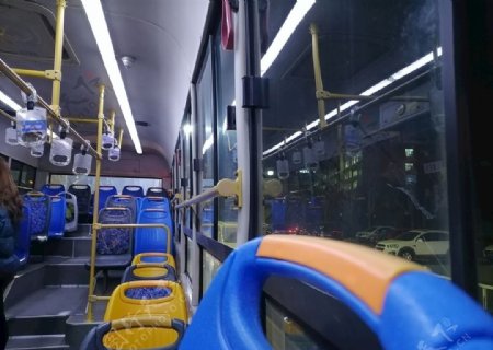 夜晚的公交车图片