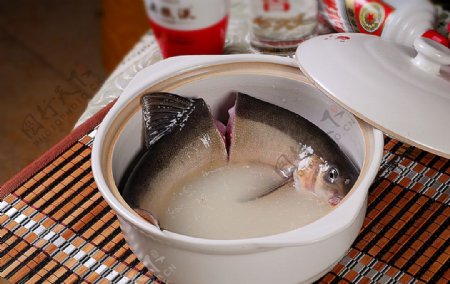 海鲜河鲜砂锅雅鱼图片