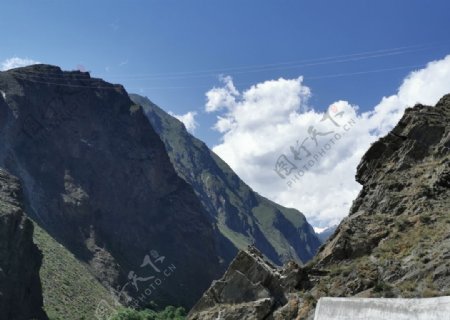 白云高山蓝天图片