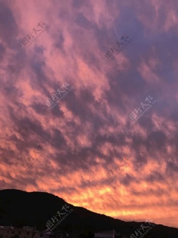 夕阳染红云彩图片