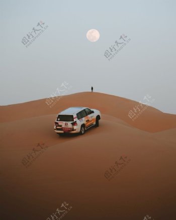 沙漠冒险男人图片