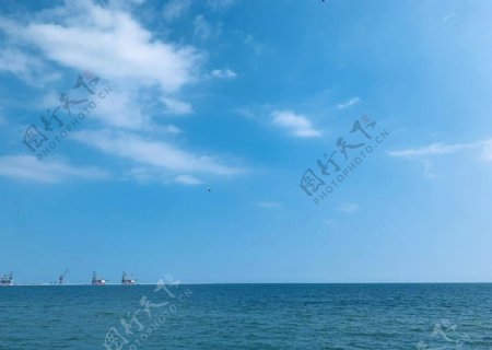 海面轮船图片